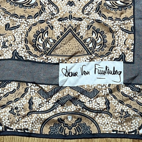 Diane Von Furstenberg DVF 30” Silk Scarf Cream Gray Excellent Condition - Picture 2 of 2